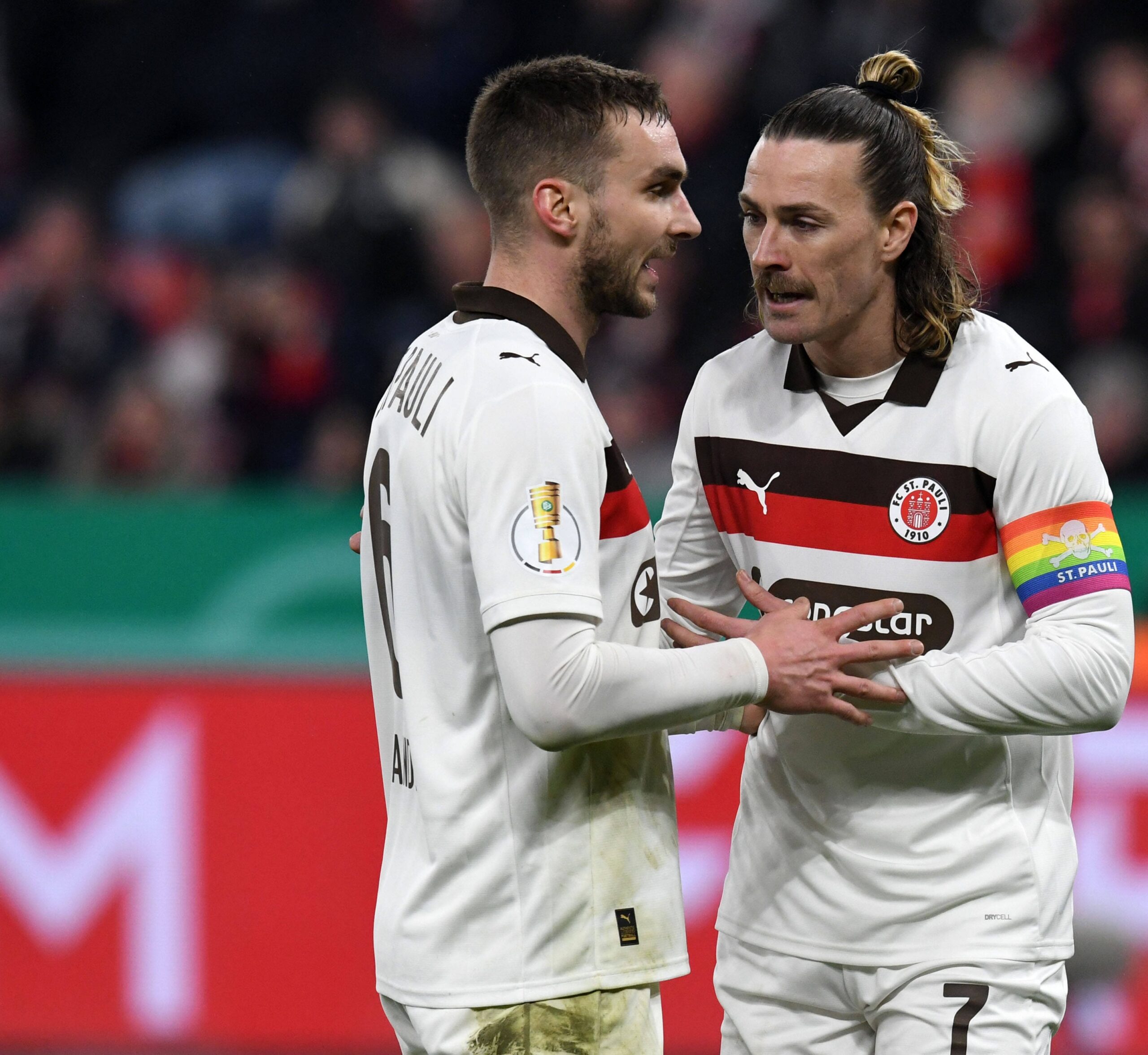 James Sands mit Jackson Irvine