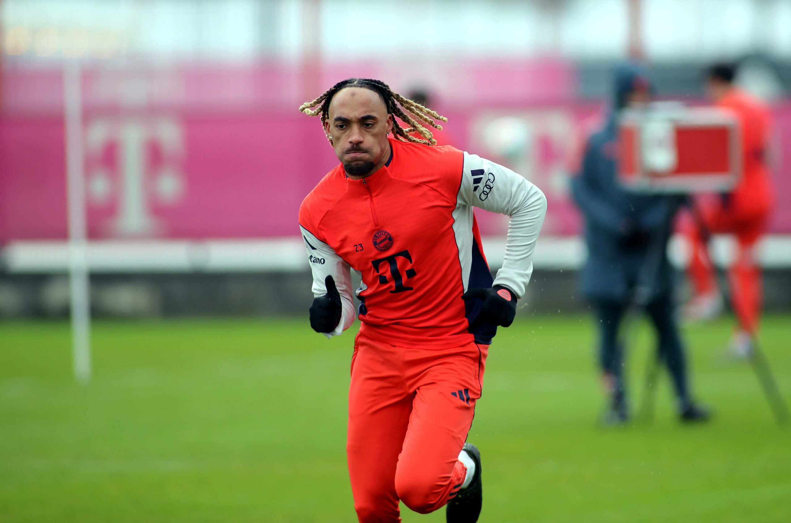 Sacha Boey macht sich bei einem Training des FC Bayern warm