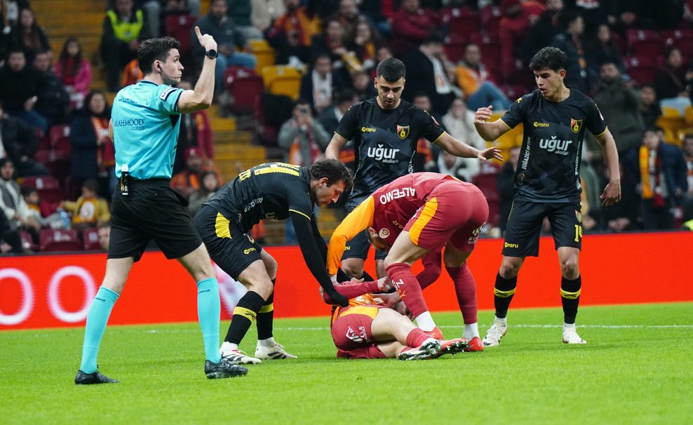 Galatasaray Istanbul-Spieler Ahmed Kutucu liegt nach einem schweren Zusammenprall mit dem gegnerischen Torhüter am Boden.