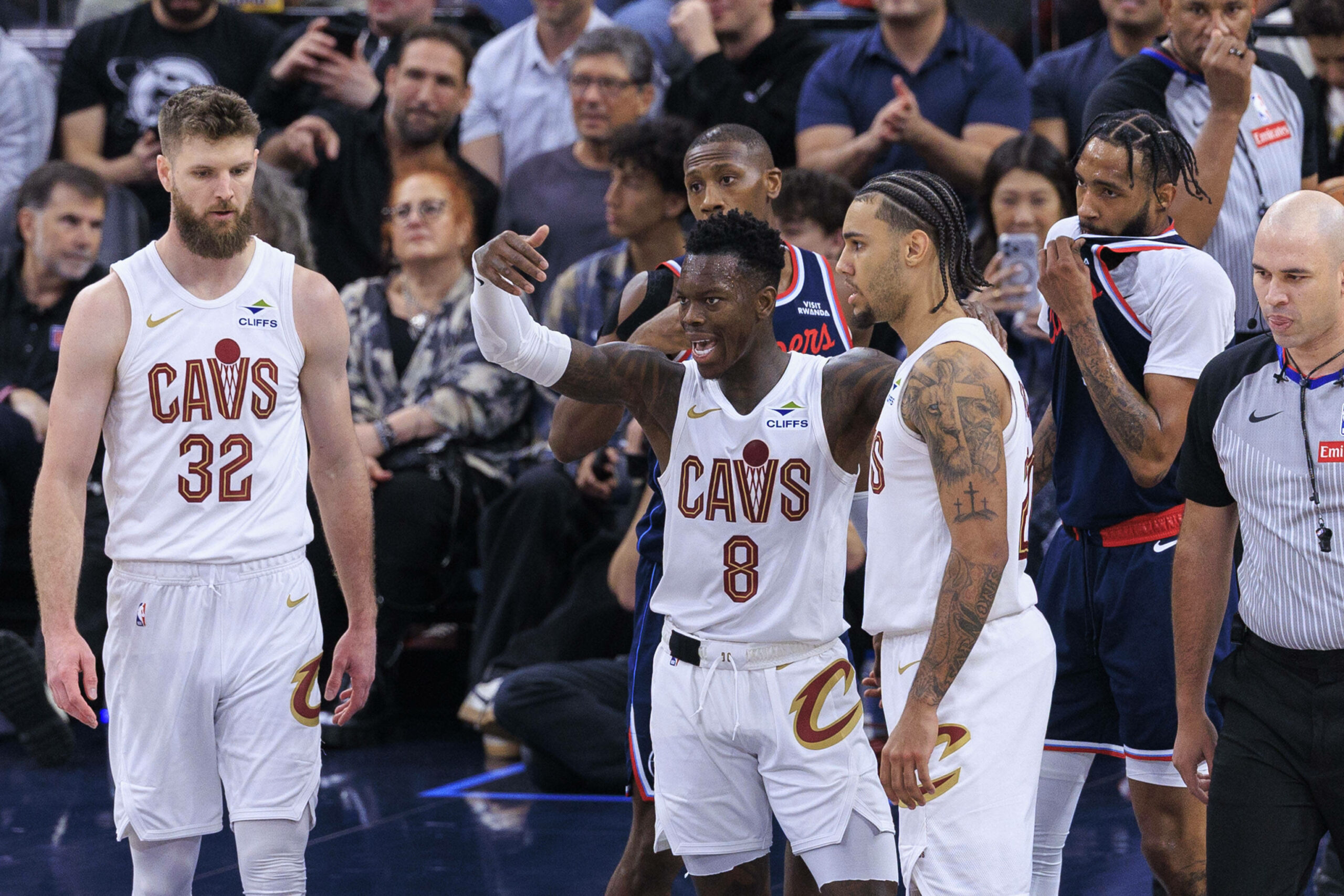 Dennis Schröder ruft sein Team zusammen