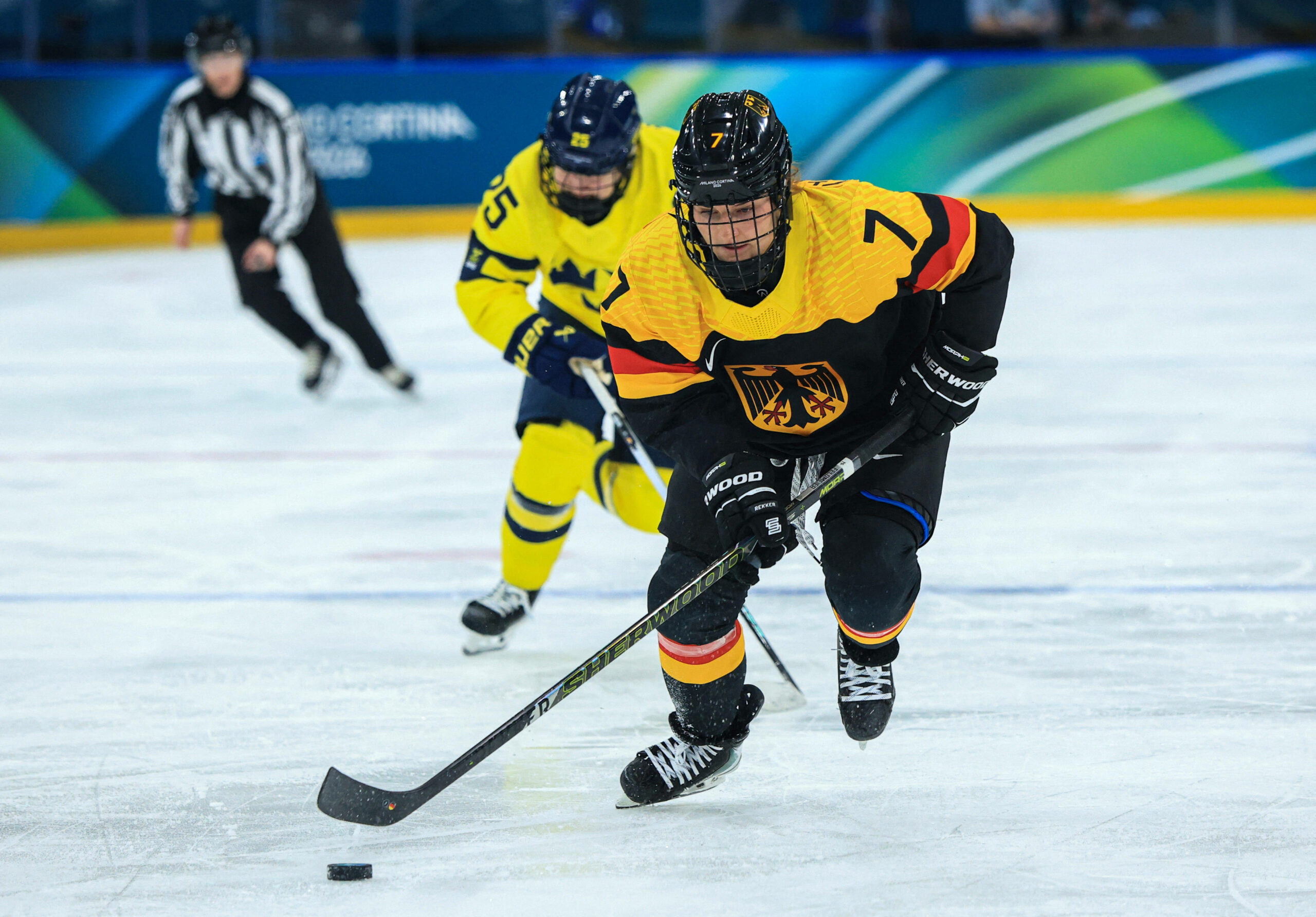 Deutsche Eishockeyspielerin läuft einer schwedischen davon