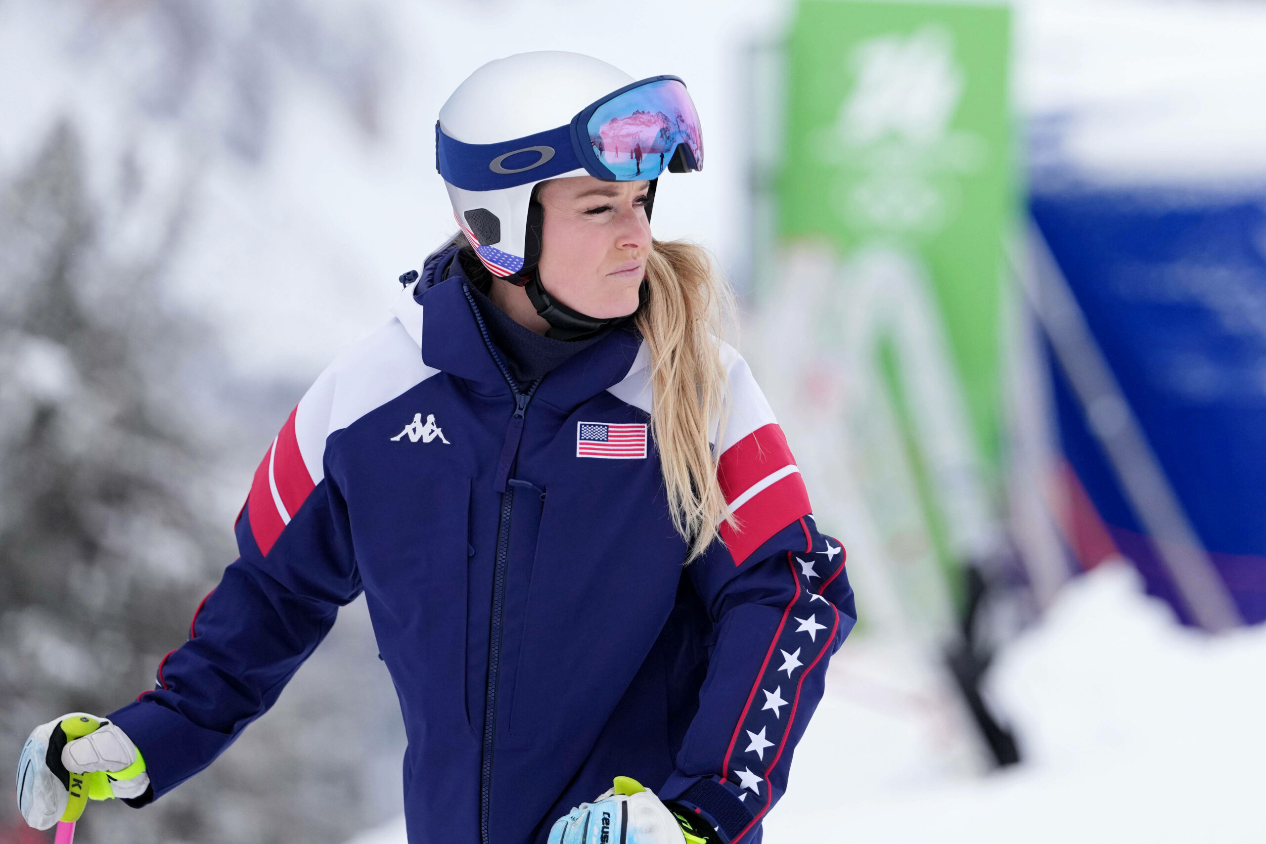 Lindsey Vonn schaut zur Seite vor dem Training auf der Olympia-Piste in Cortina.