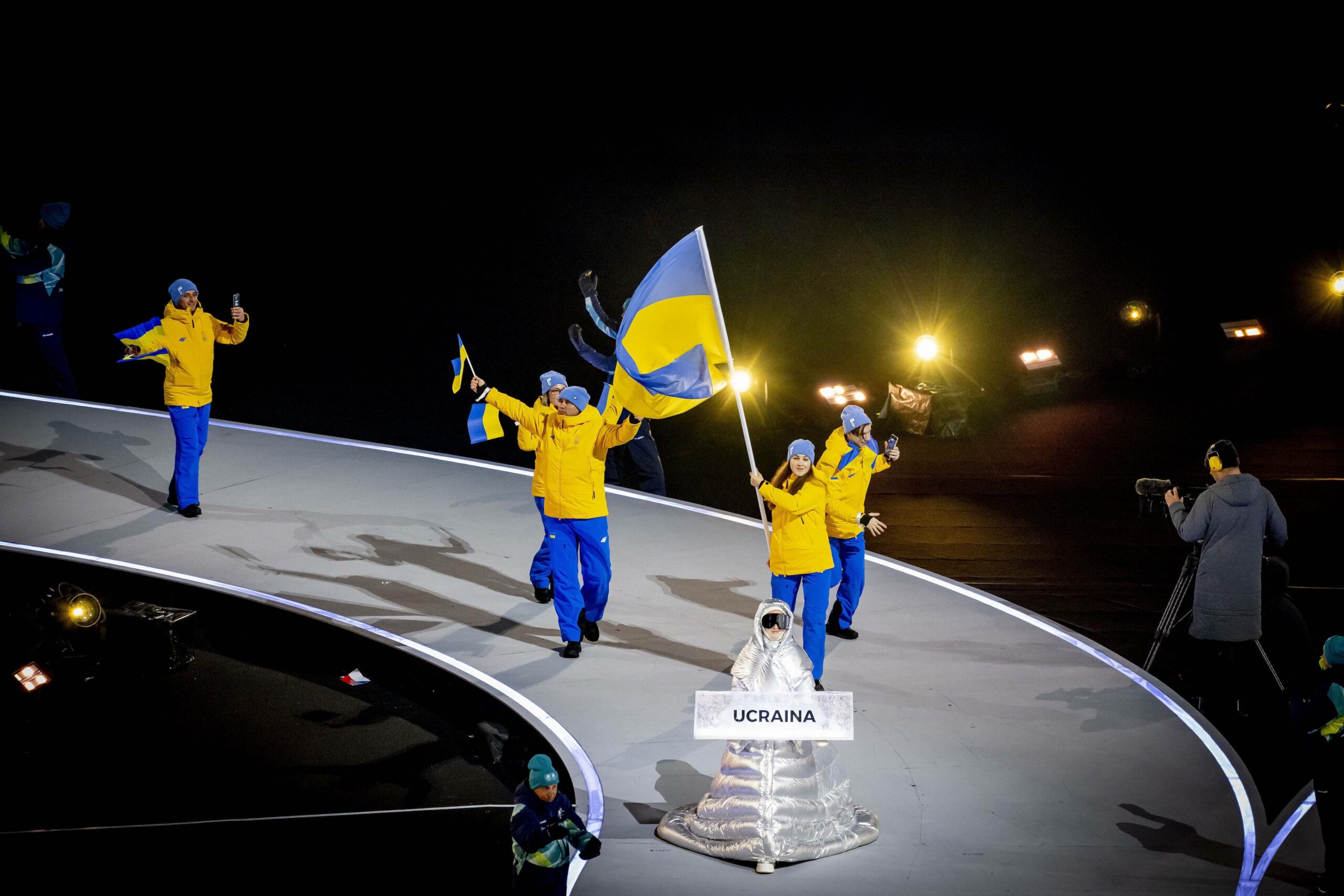 Ukrainische Athleten laufen bei der Olympia-Eröffnungsfeier ins Stadion