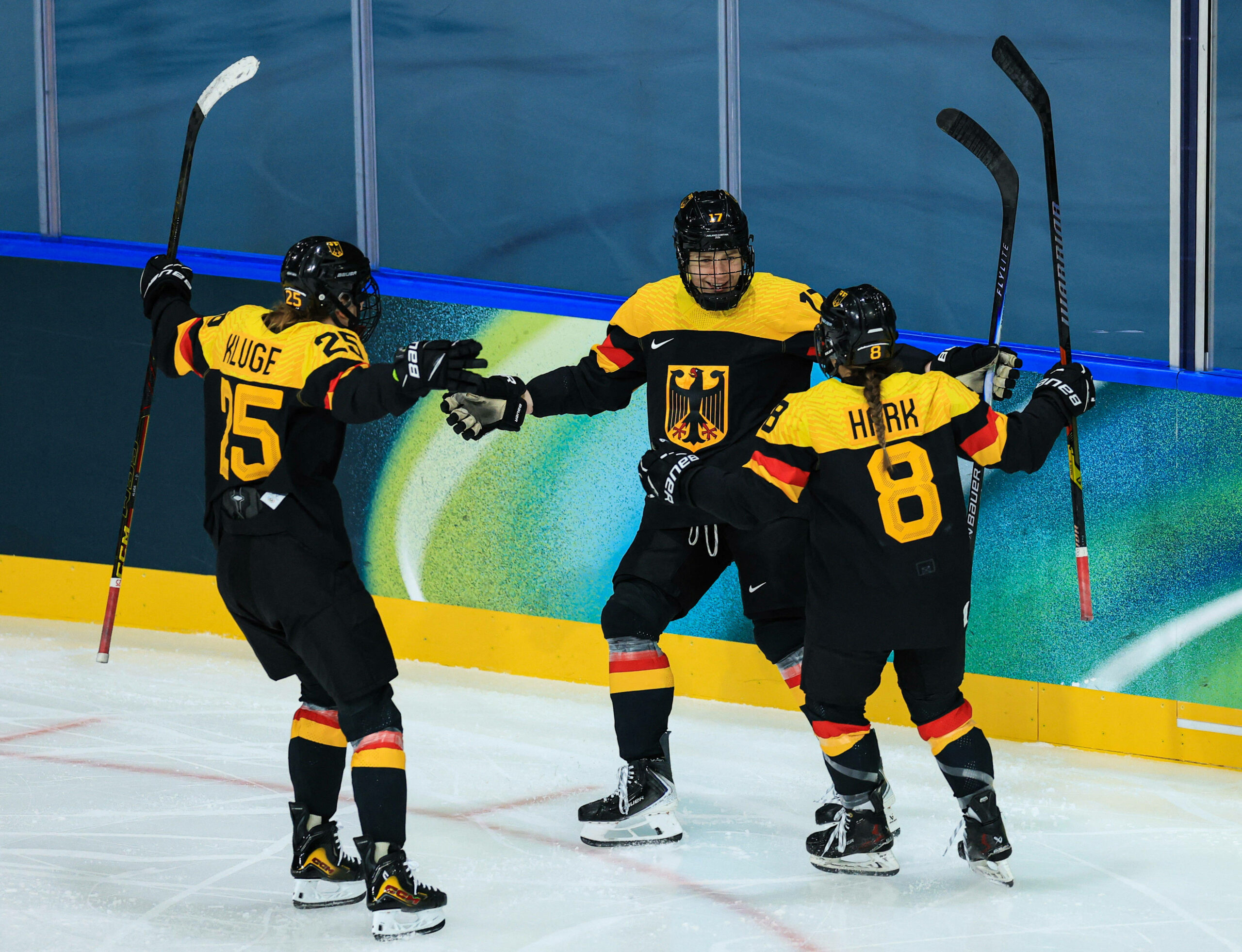 Emily Nix feiert ihren Treffer zum 2:0.