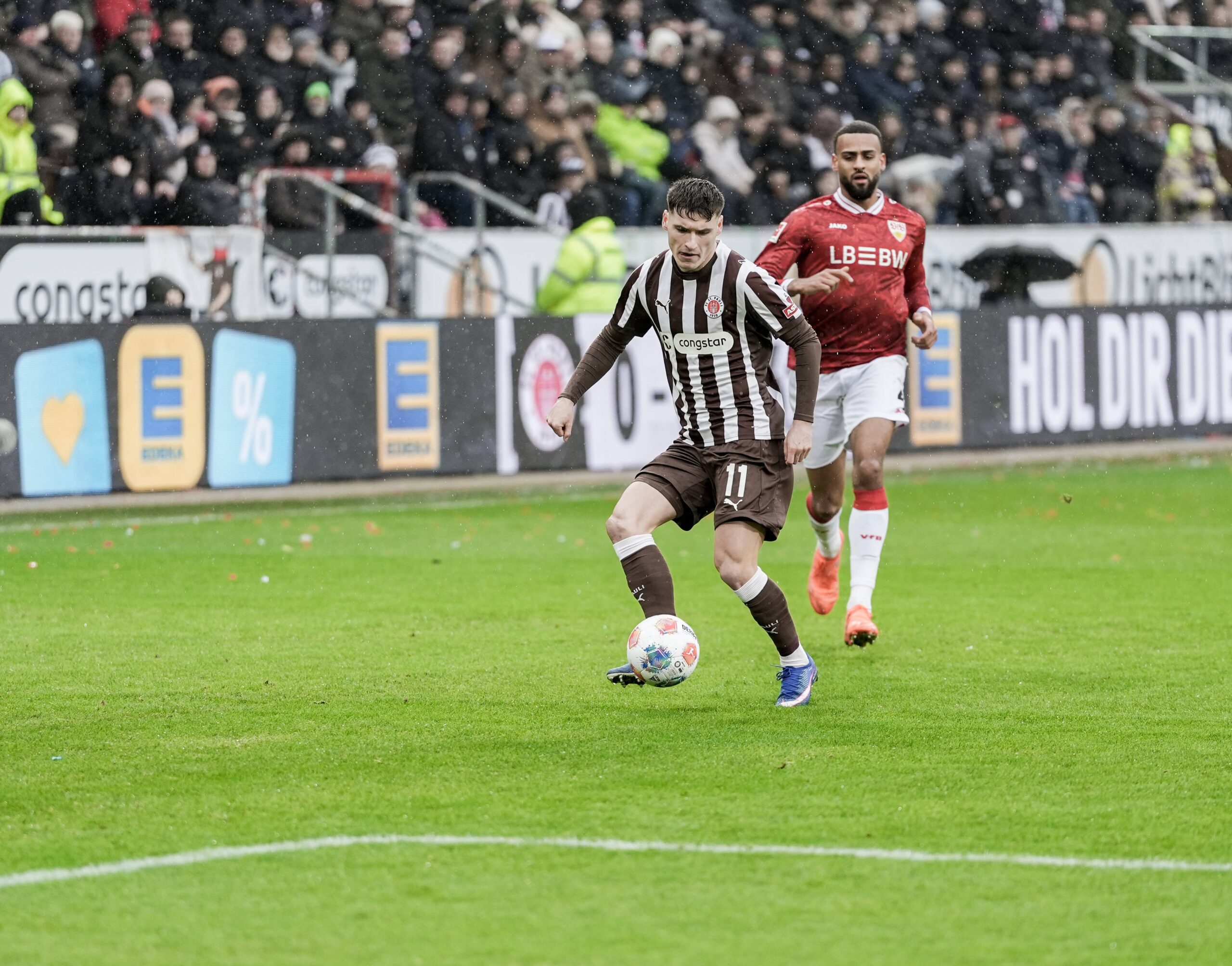 St. Pauli-Profi Arkadiusz Pyrka im Zweikampf Stuttgarts Josha Vagnoman