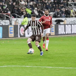 St. Pauli-Profi Arkadiusz Pyrka im Zweikampf Stuttgarts Josha Vagnoman