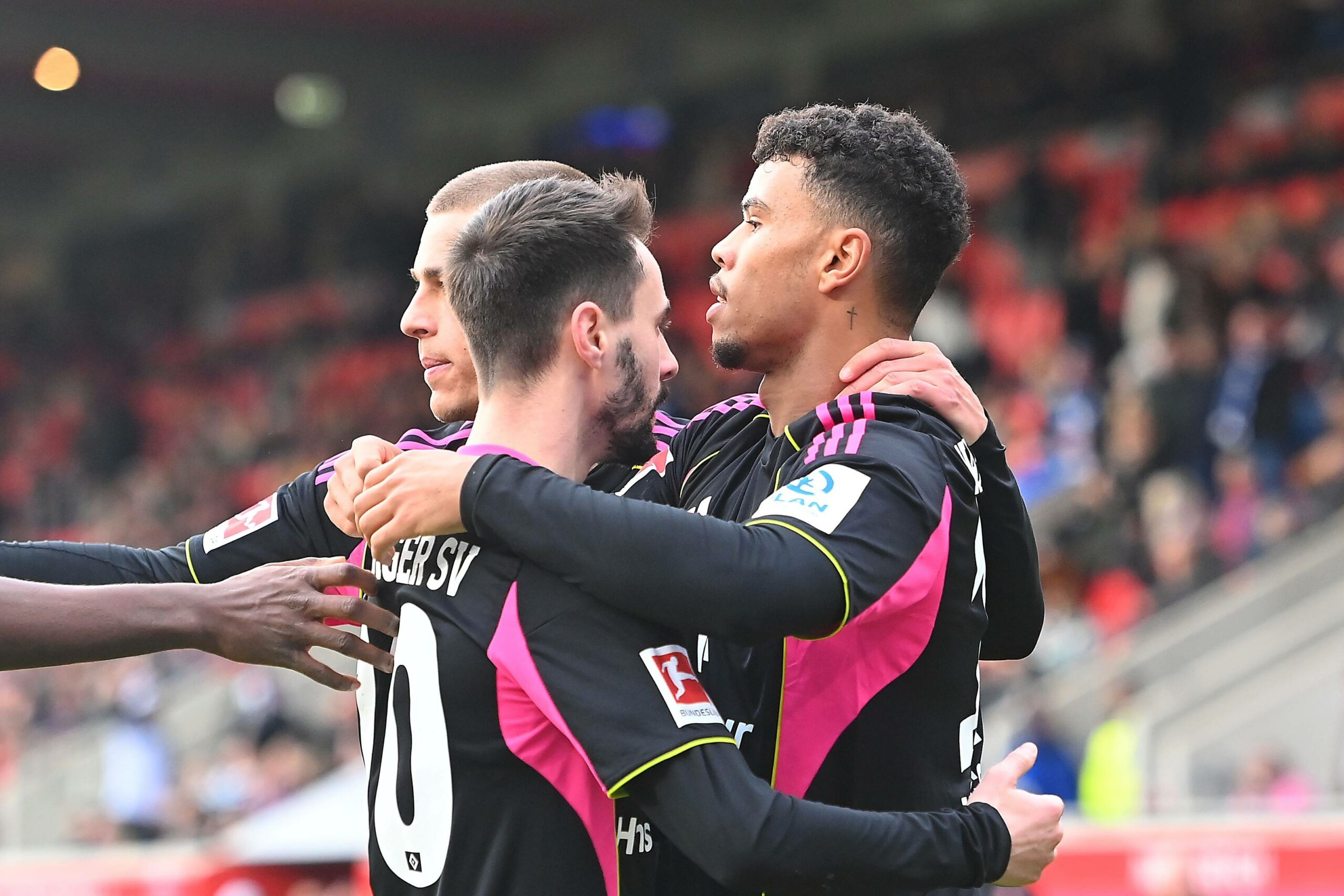 Ransford Königsdörffer wird nach seinem Tor von Fábio Vieira und Miro Muheim geherzt.