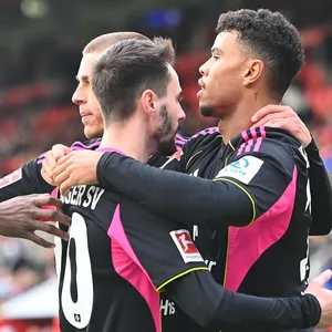 Ransford Königsdörffer wird nach seinem Tor von Fábio Vieira und Miro Muheim geherzt.