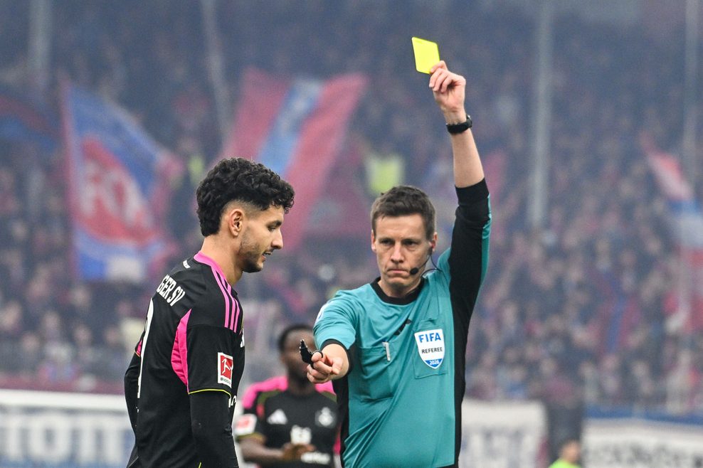 HSV-Profi Daniel Elfadli sieht in Heidenheim die Gelbe Karte.