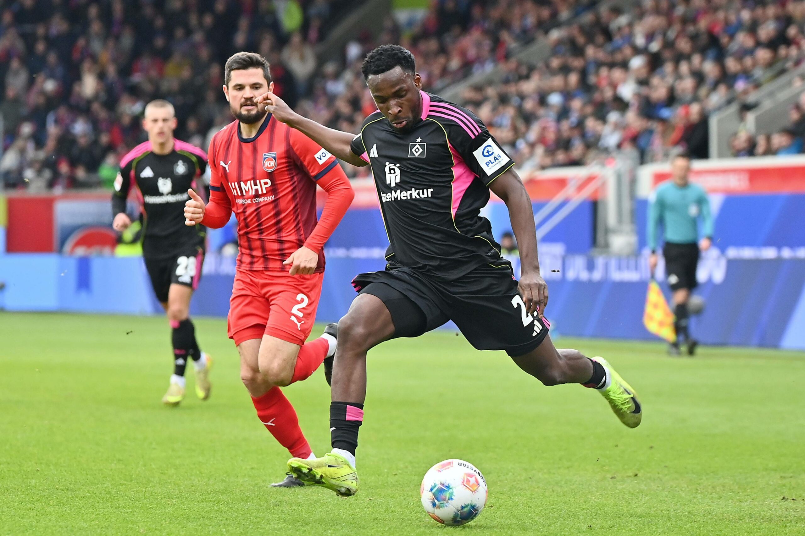 HSV-Angreifer Philip setzt zum Schuss an, Heidenheims Marnon Busch kann ihn nicht stoppen.