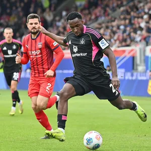 HSV-Angreifer Philip setzt zum Schuss an, Heidenheims Marnon Busch kann ihn nicht stoppen.