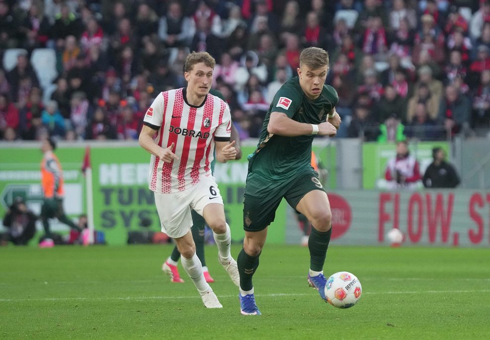 Keke Topp und Patrick Osterhage kämpfen um den Ball