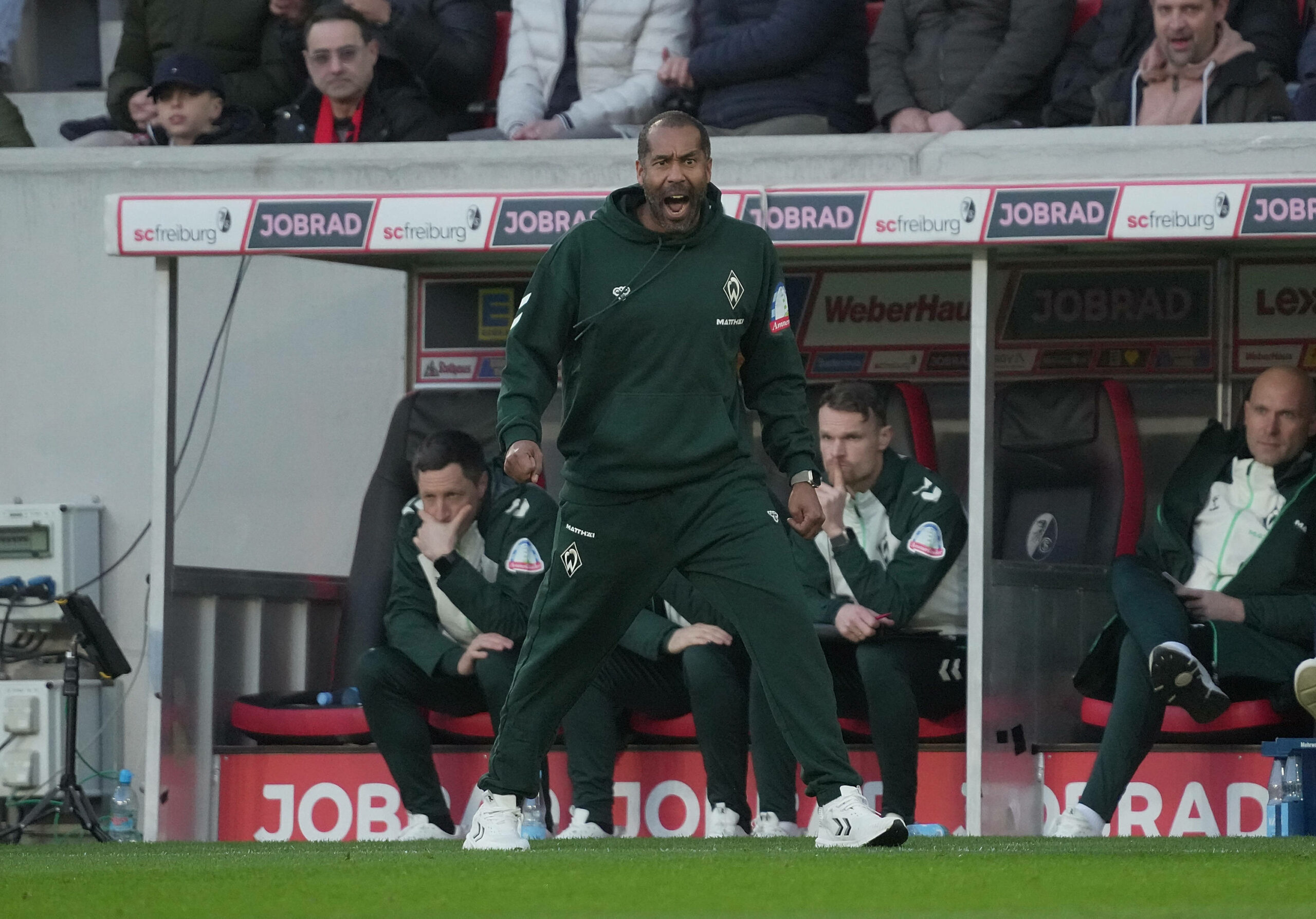 Daniel Thioune am Spielfeldrand zeigt sich emotional