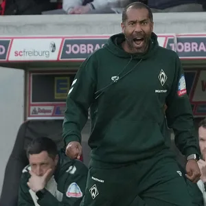 Daniel Thioune am Spielfeldrand zeigt sich emotional