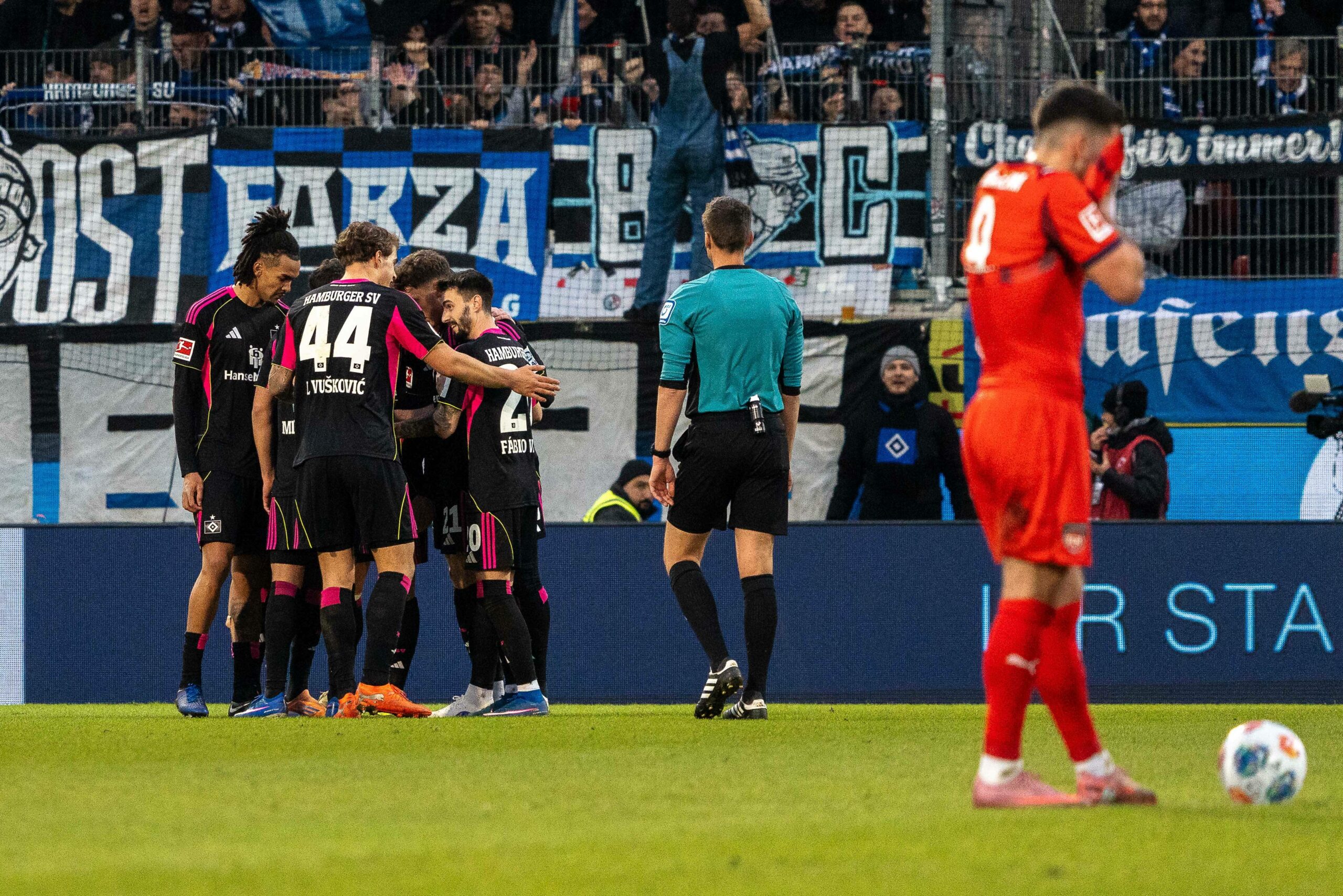 Der HSV jubelt über das 2:0 in Heidenheim.