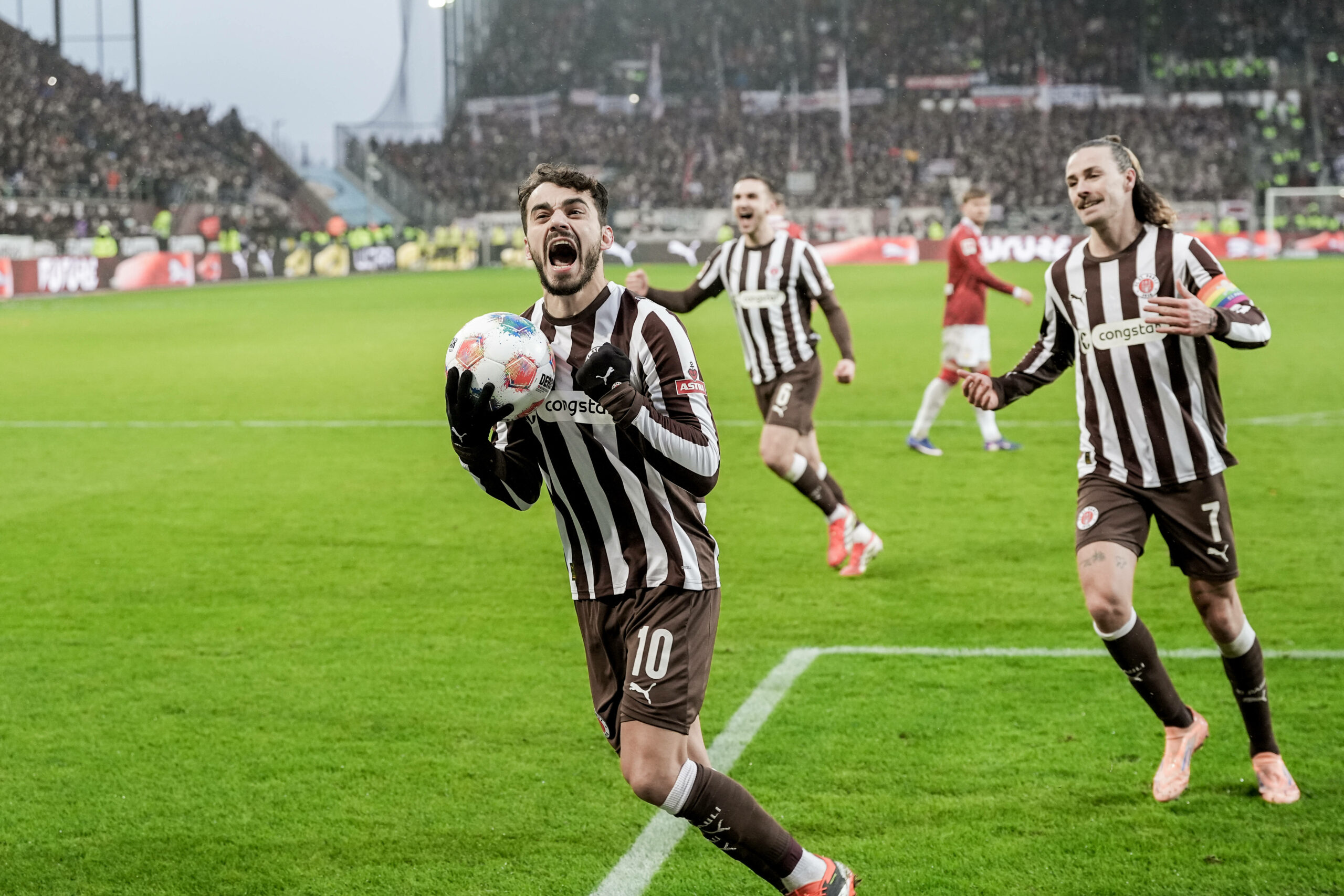 Danel Sinani jubelt nach seinem Tor – St. Pauli gewinnt gegen Stuttgart.