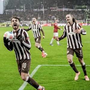 Danel Sinani jubelt nach seinem Tor – St. Pauli gewinnt gegen Stuttgart.