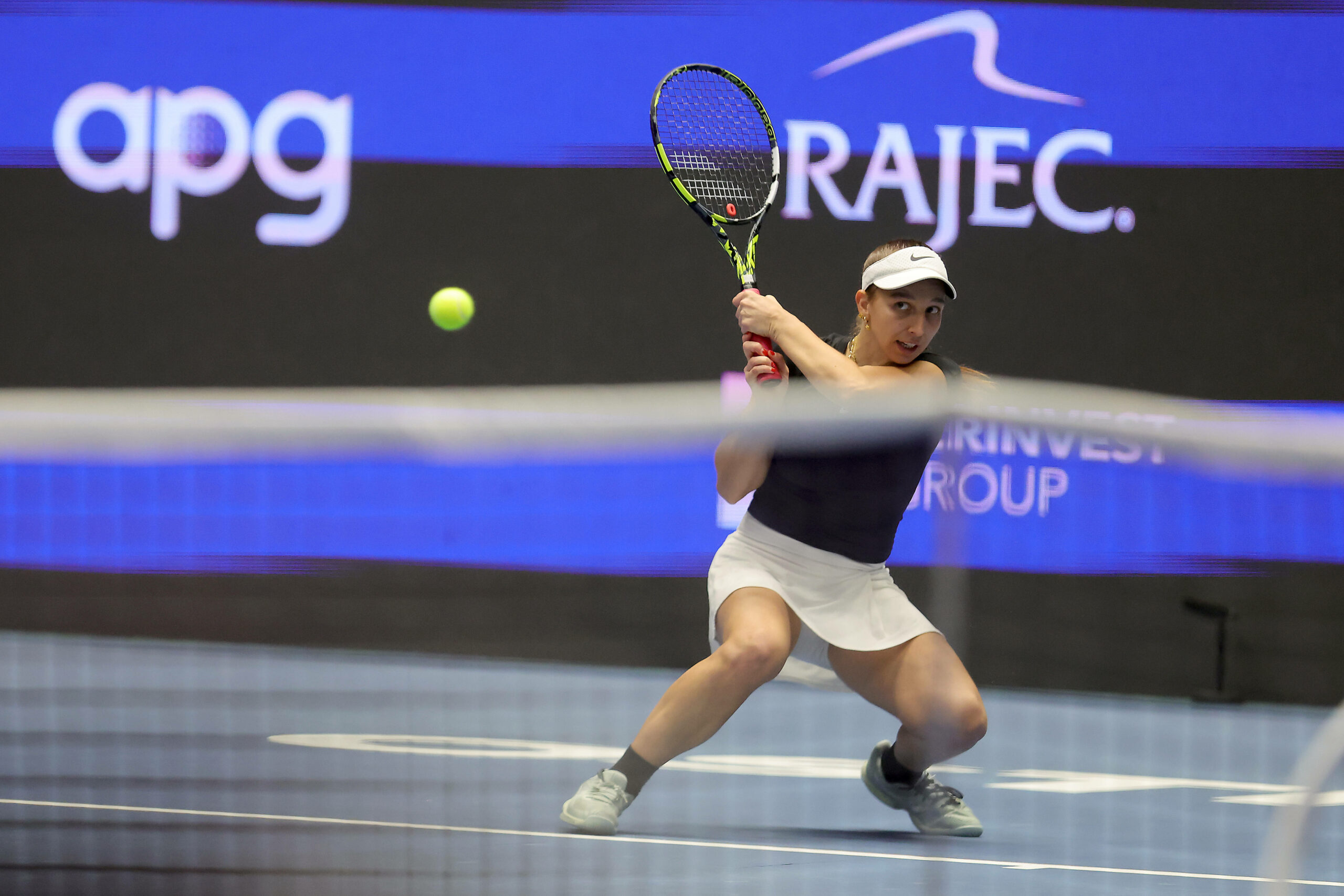 Tamara Korpatsch spielt einen Ball im Spiel gegen Katie Boulter