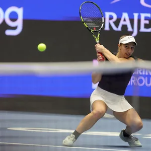 Tamara Korpatsch spielt einen Ball im Spiel gegen Katie Boulter