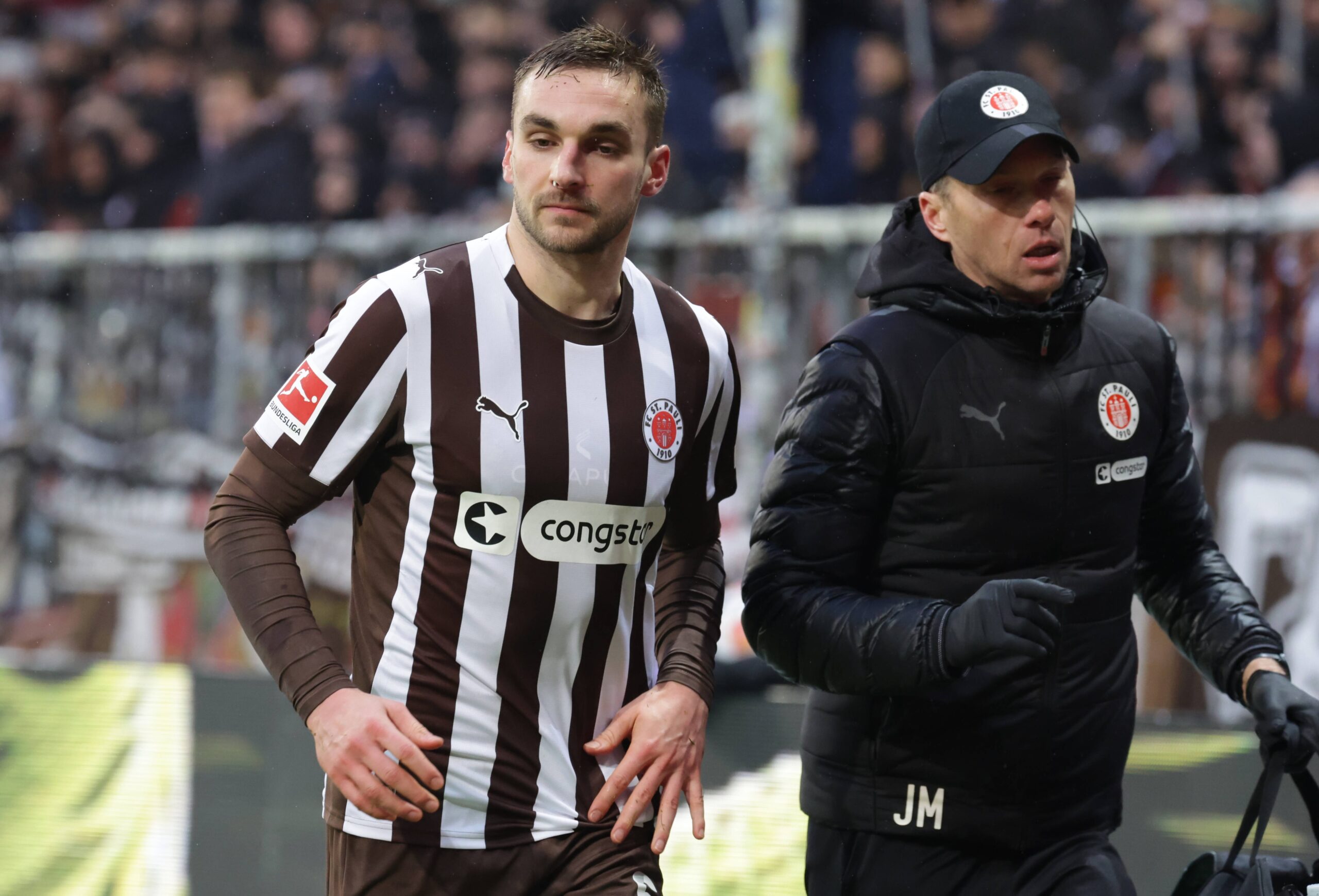 St. Pauli-Profi James Sands mit krummer Nase gegen Stuttgart