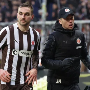 St. Pauli-Profi James Sands mit krummer Nase gegen Stuttgart