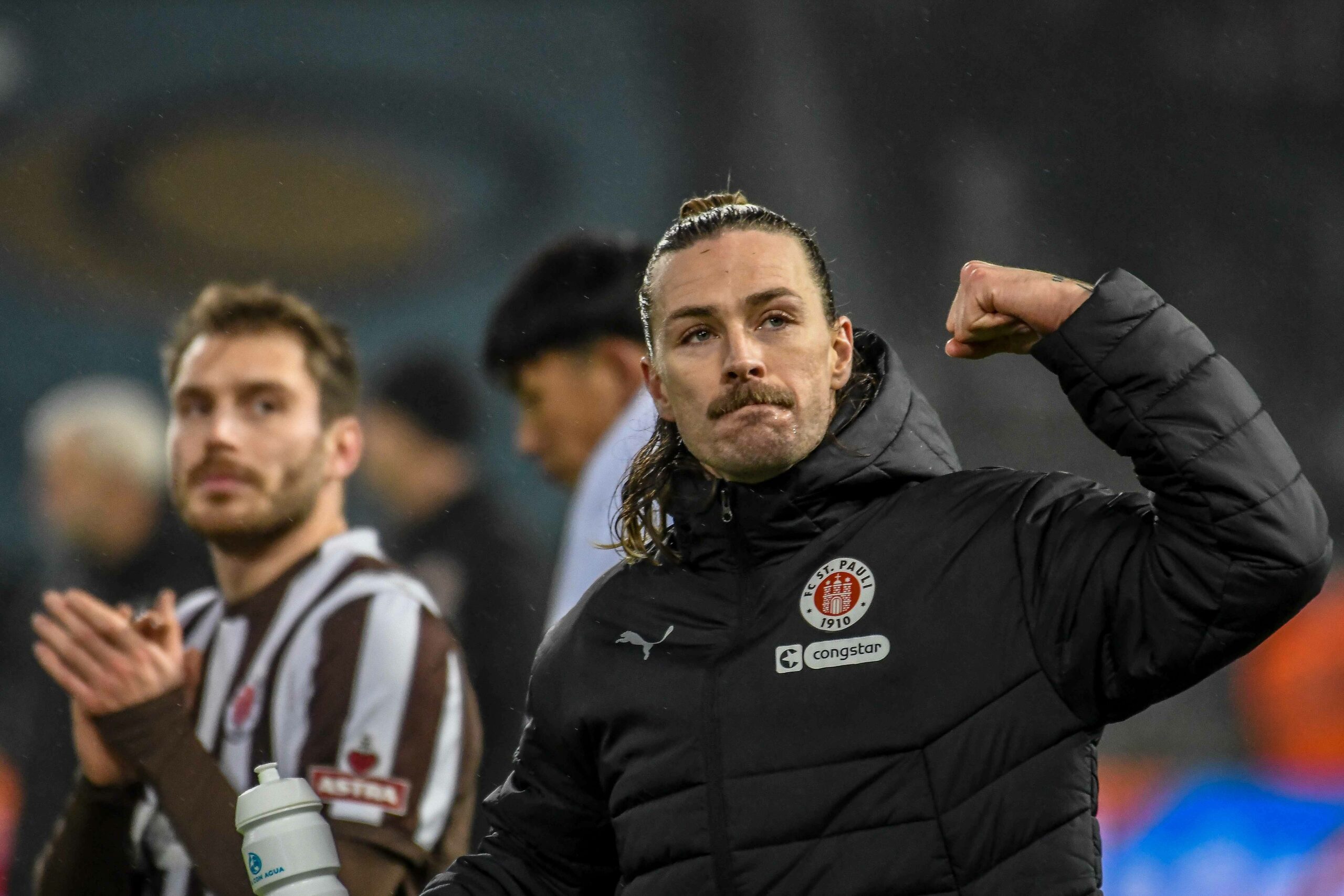 Jackson Irvine macht die Bizeps-Geste.