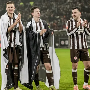 Martijn Kaars, Karol Mets, Mathias Rasmussen und Manolis Saliakas feiern St. Paulis Heimsieg gegen Stuttgart.