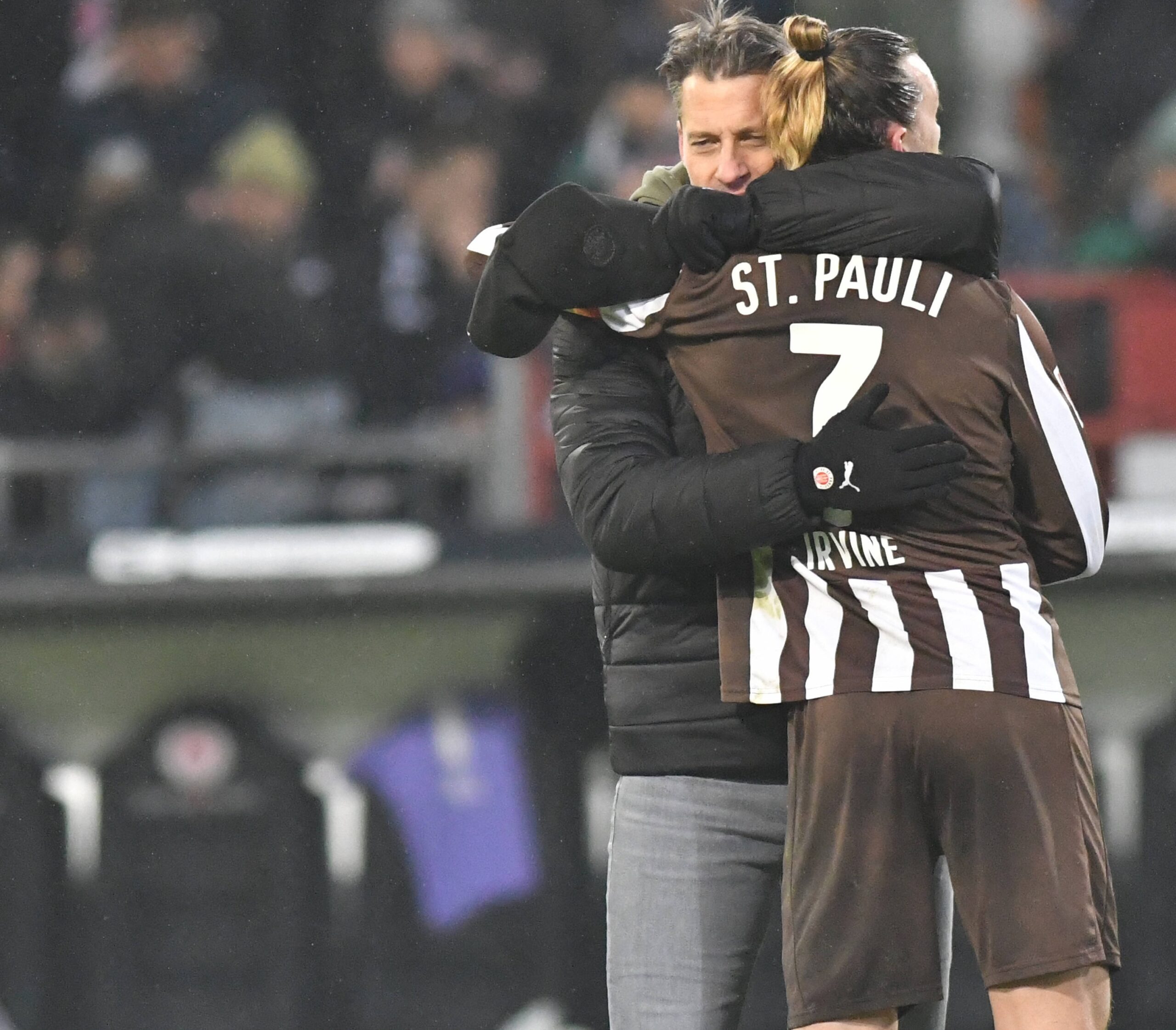 St. Pauli-Trainer Alexander Blessin umarmt Jackson Irvine