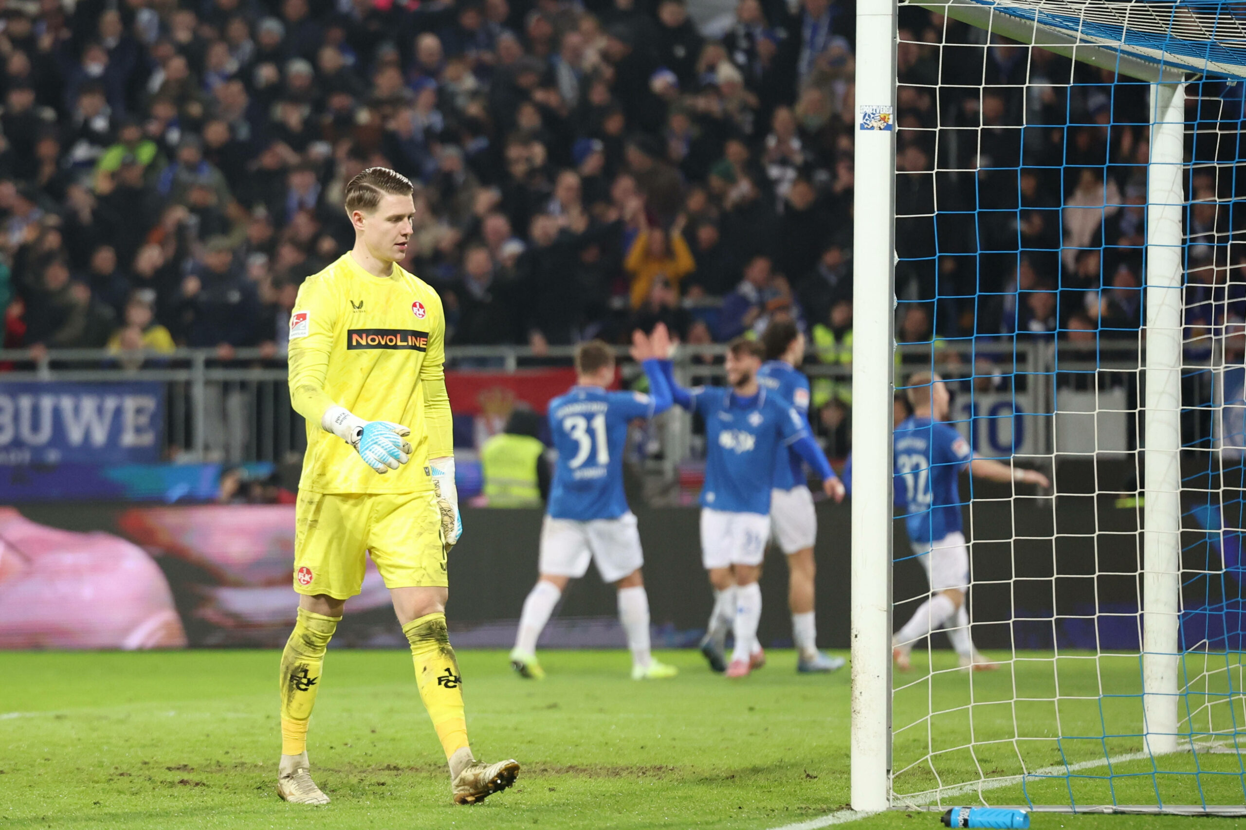 Kaiserslautern-Torhüter Julian Krahl schaut nach einem Gegentor traurig nach unten