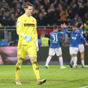 Kaiserslautern-Torhüter Julian Krahl schaut nach einem Gegentor traurig nach unten