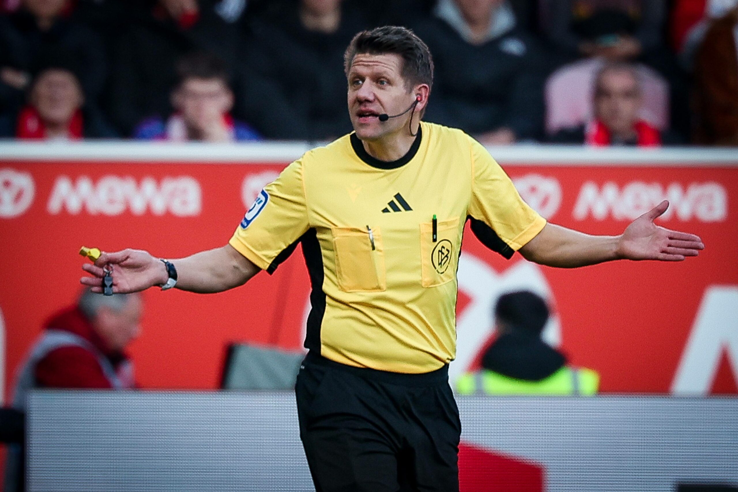 Patrick Ittrich gestikuliert beim Bundesliga-Spiel Mainz gegen Augsburg