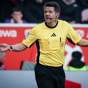 Patrick Ittrich gestikuliert beim Bundesliga-Spiel Mainz gegen Augsburg