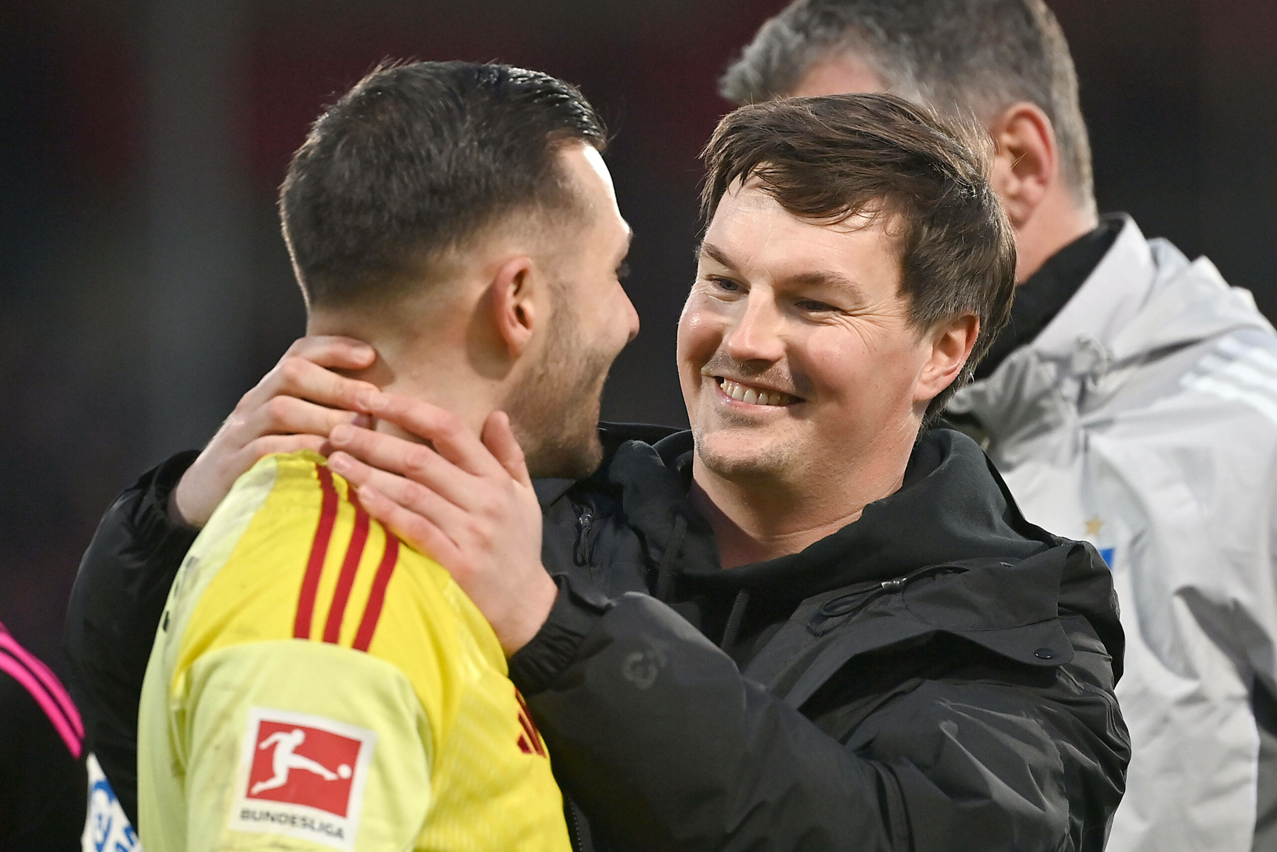 HSV-Trainer Merlin Polzin herzt Daniel Heuer Fernandes.