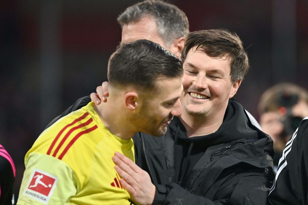HSV-Trainer Merlin Polzin freut sich nach dem Sieg in Heidenheim mit Torwart Daniel Heuer Fernandes (l.).