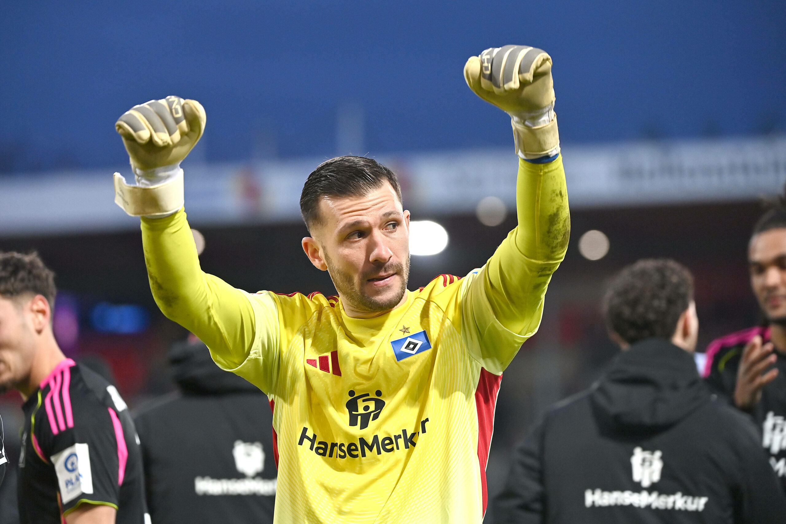 HSV-Torwart Daniel Heuer Fernandes freut sich nach dem Sieg in Heidenheim.
