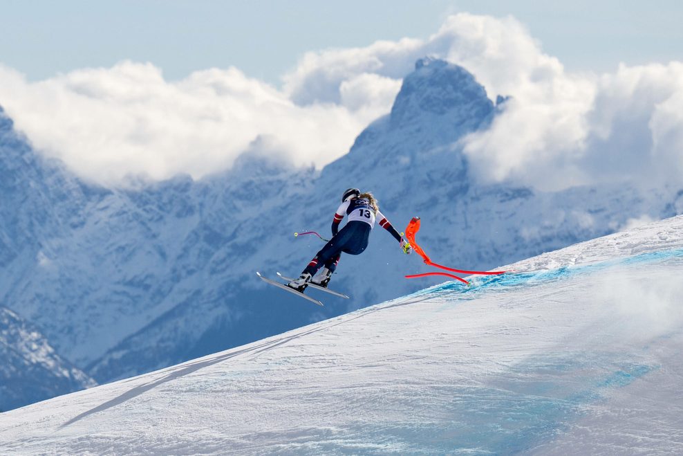 Lindsey Vonn bleibt am Tor hängen und stürzt.