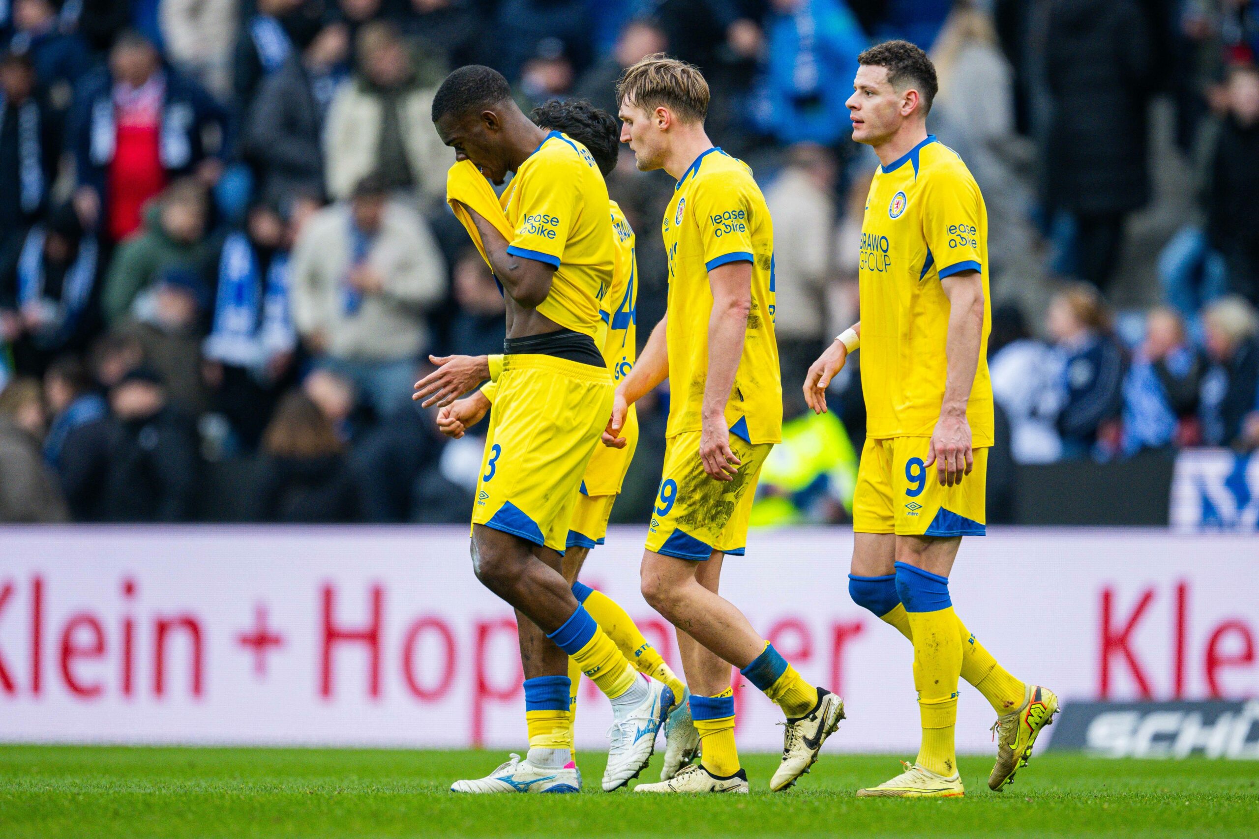 Braunschweig-Spieler schauen enttäuscht