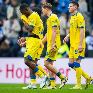 Braunschweig-Spieler schauen enttäuscht