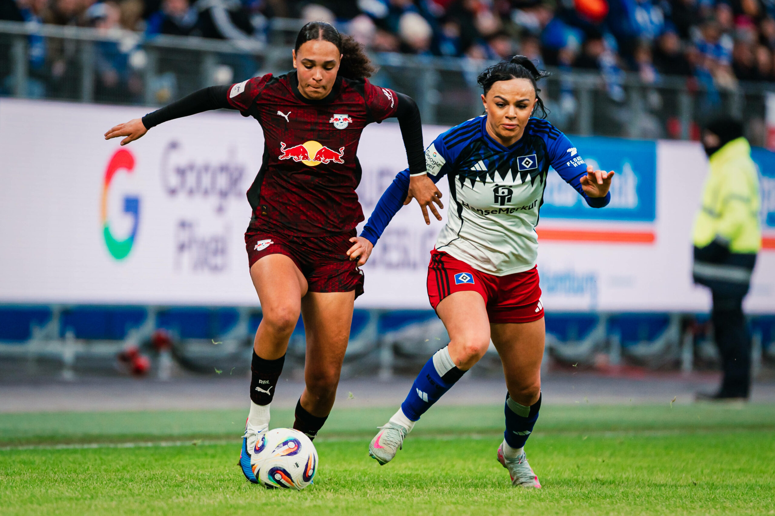 Leipzigs Torschützin Lisa Baum setzt sich gegen HSV-Verteidigerin Nigar Mirzaliyeva durch.