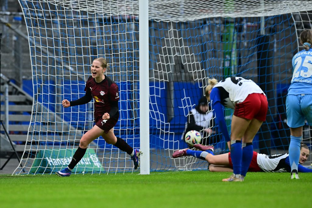 Emilia Asgeirsdottir jubelt nach ihrem 2:1 für Leipzig.