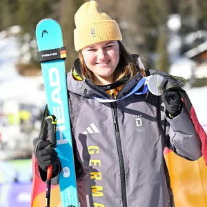 Emma Aicher jubelt mit Silber-Medaille in der Hand