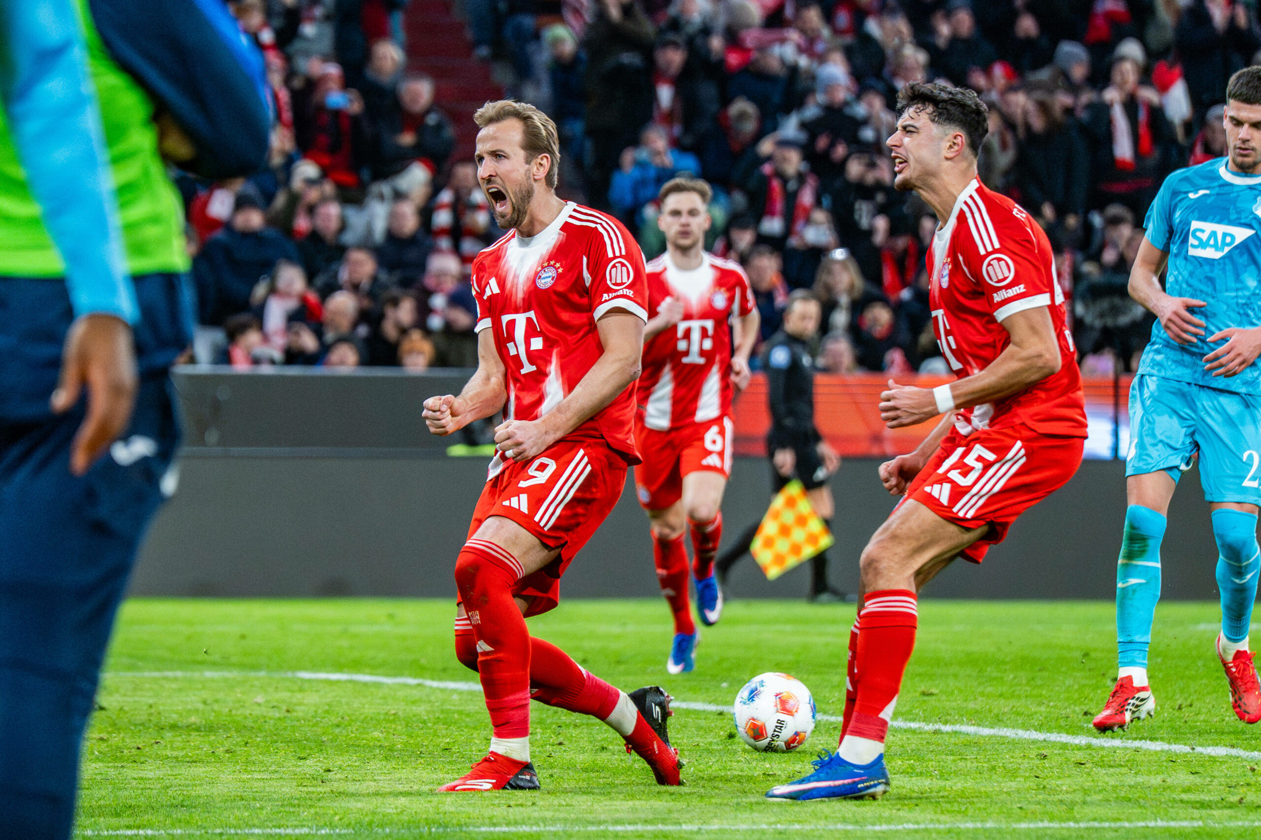 Harry Kane feiert seine beiden Elfmeter-Tore für Bayern gegen Hoffenheim