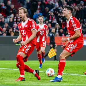 Harry Kane feiert seine beiden Elfmeter-Tore für Bayern gegen Hoffenheim