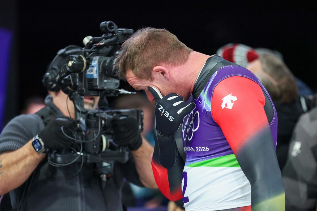 Felix Loch wischt sich nach seinem AUftritt bei Olympia eine Träne aus dem Auge