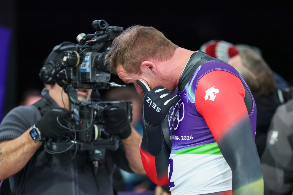 Felix Loch wischt sich nach seinem AUftritt bei Olympia eine Träne aus dem Auge