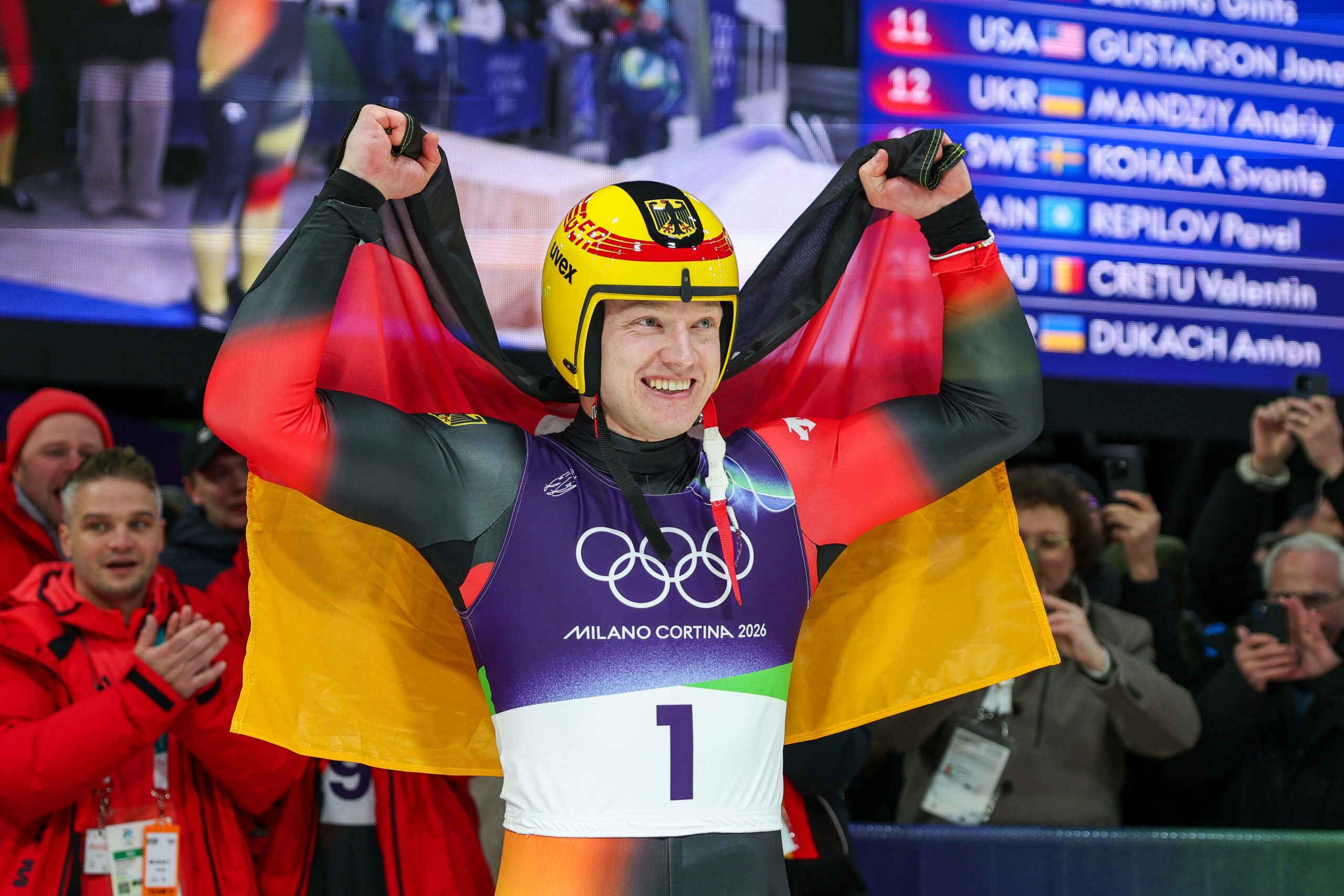 Max Langenhan feiert mit Deutschlandfahne nach dem Gewinn der Goldmedaille