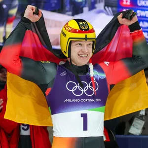 Max Langenhan feiert mit Deutschlandfahne nach dem Gewinn der Goldmedaille