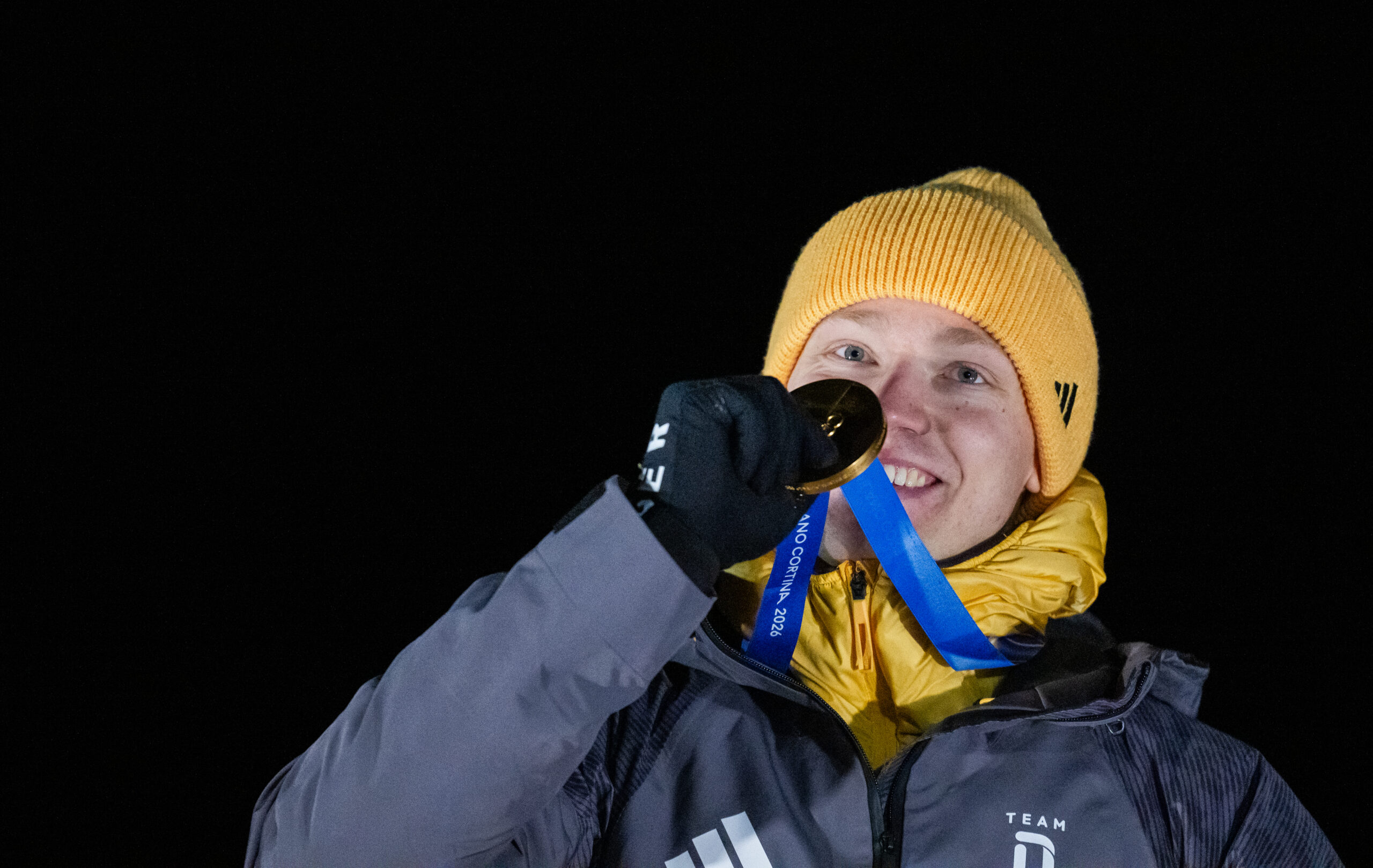 Max Langenhan feiert den Sieg der Goldmedaille am Sonntag bei Olympia