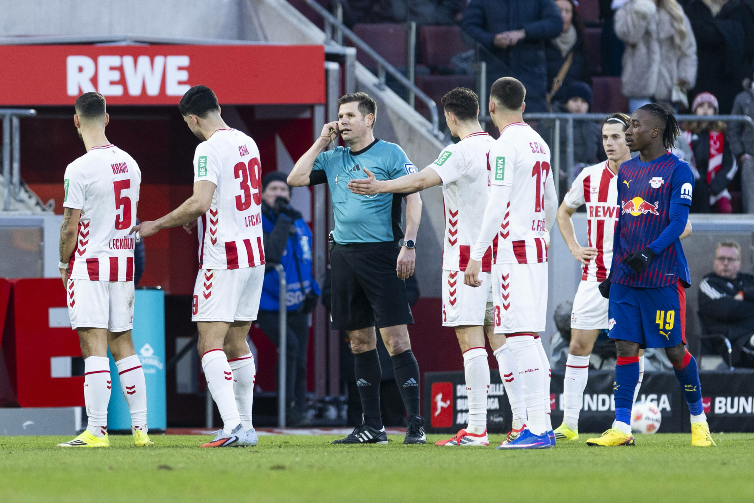 Köln-Spieler reklamieren bei Schiedsrichter Frank Willenborg