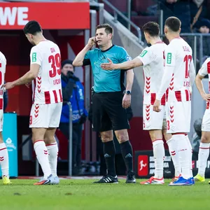 Köln-Spieler reklamieren bei Schiedsrichter Frank Willenborg